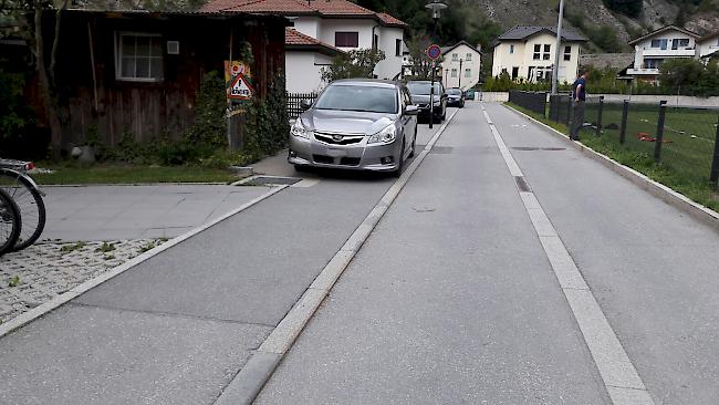 Solche falsch parkierten Autos sorgen in Baltschieder für Ärger.