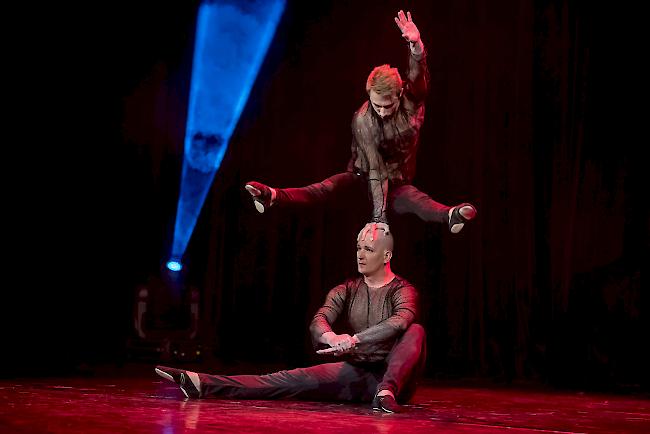 Das Duo Dima & Dima zeigte eine kraftvolle Hand-auf-Hand-oder-Kopf-Performance.