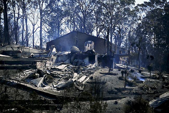 Im Kampf gegen ein Buschfeuer in Australien stehen rund 150 Feuerwehrleute im Einsatz. 