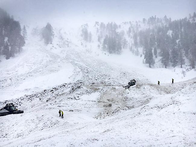 Die Sucharbeiten nach den von einer Lawine verschütteten Skifahrern im Vallon d