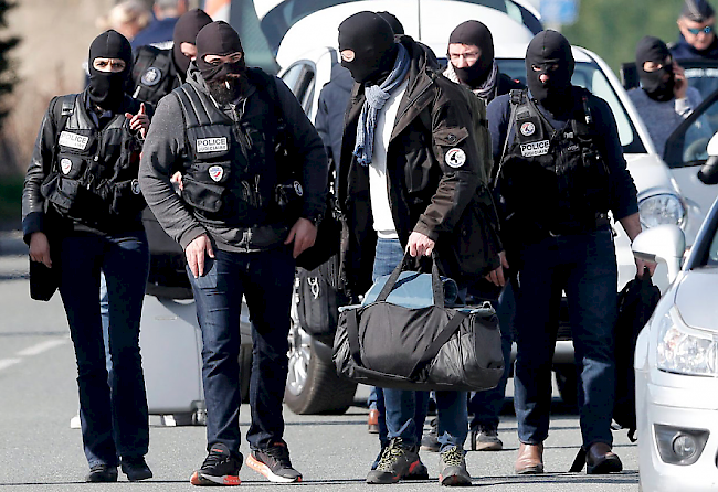 Die Terrormiliz Islamischer Staat hat die Geiselnahme in Frankreich für sich reklamiert. Der Angreifer sei ein «Soldat des Islamischen Staates», meldete das IS-Sprachrohr Amak am Freitag.