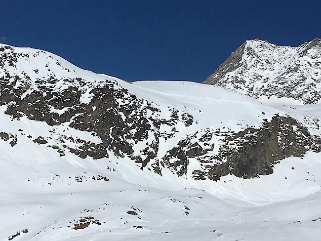 Sturz über Felswand. Ausserhalb des Skigebiets von Hohsaas ist am Samstag ein 19-jähriger Snowboarder aus Deutschland tödlich verunglückt.
