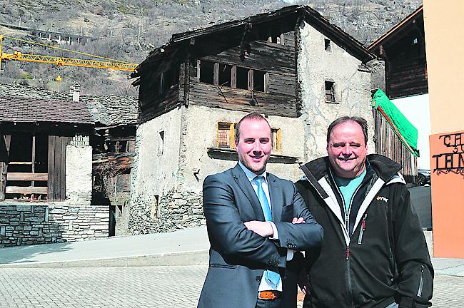 Gemeinderat Mike Hutter (links) und Gemeindepräsident Georges Schnydrig freuen sich vor dem «Ritterhaus» auf den neuen Dorfplatz.
