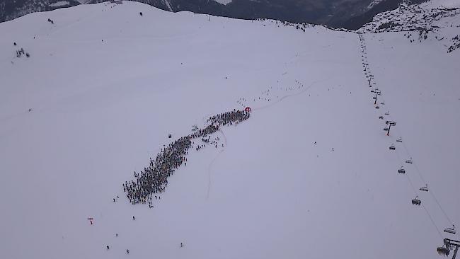 Über 2000 Skischülerinnen und Skischüler machten den Weltrekord auf der Bettmeralp möglich.