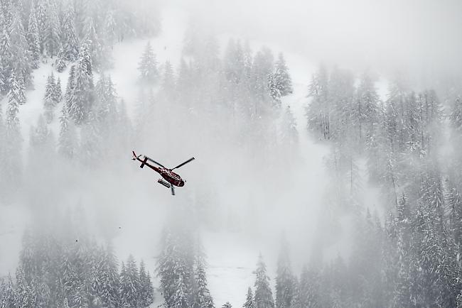 Fünf spanische Alpinisten wurden auf der Fiescheralp am Samstag von einer Lawine mitgerissen. Drei Alpinisten verloren dabei ihr Leben. (Symbolbild). 