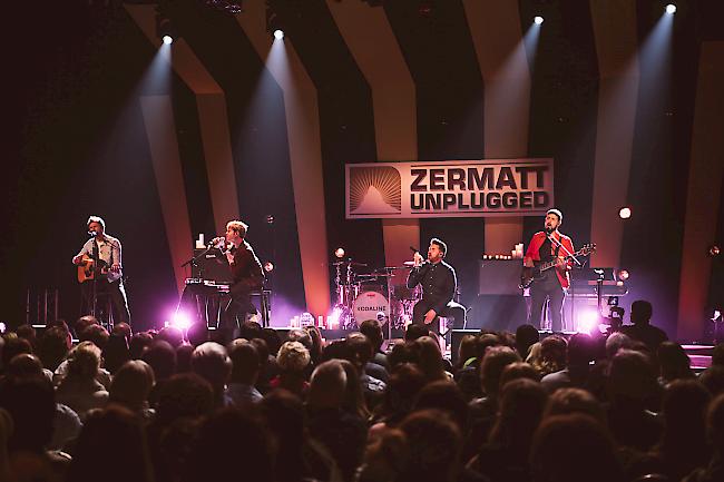 Kodaline. Von links: Mark Prendergast, Steve Garrigan, Vinny May und Jason Boland auf der Zeltbühne des Zermatt Unplugged. 