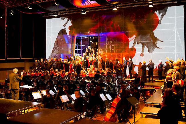 Etwa 300 Musikbegeisterte wirkten an der Premiere der "BrigerMusikNächte" mit.