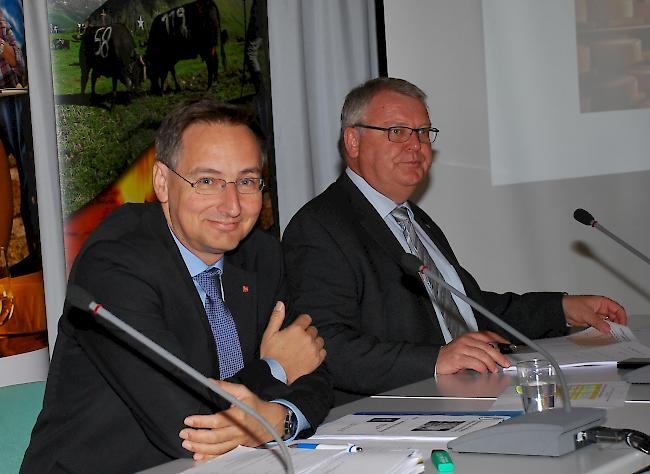 Gut unterwegs: Thomas Egger, Präsident der Sortenorganisation Raclette du Valais AOP (links) und Geschäftsführer Urs Guntern.