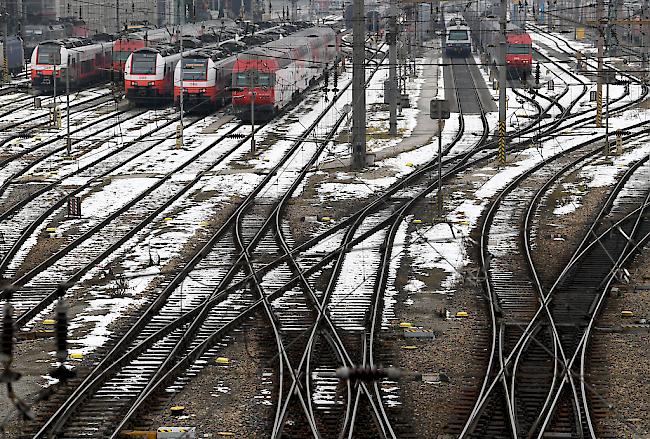 Nach einem Rangierunfall am Hauptbahnhof Salzburg sind am Freitagmorgen zahlreiche Personen verletzt worden. 