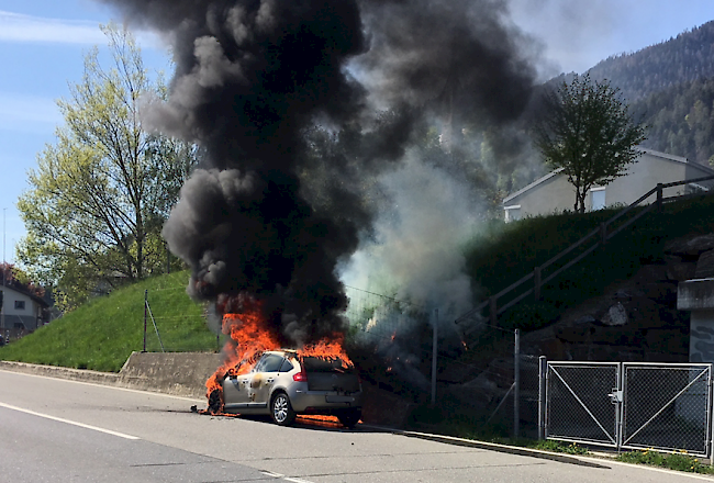 Ein Personenwagen ist am Samstagnachmittag im bündnerischen Tamins komplett ausgebrannt.