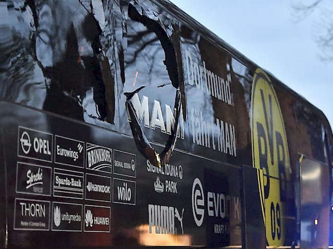 Attentat vom April 2017. Die Bombe beschädigte eine Fensterscheibe des BVB-Mannschaftscars. Auch der Schweizer National-Goalie sass im Bus, nun sagte er im Prozess gegen den geständigen Bombenleger aus.