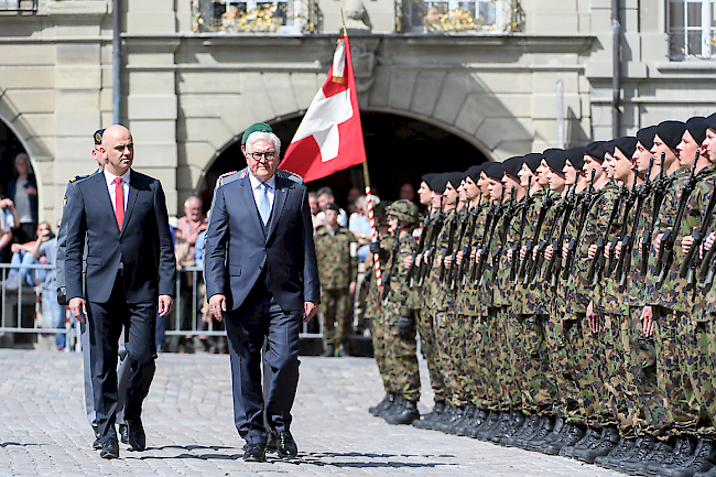 Staatsbesuch. Auf dem Berner Münsterplatz wurde der deutsche Bundespräsident Steinmeier in Anwesenheit des Gesamtbundesrats mit militärischen Ehren empfangen.