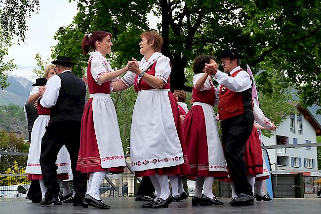 Die Trachtengruppe zeige traditionellen Tanz.