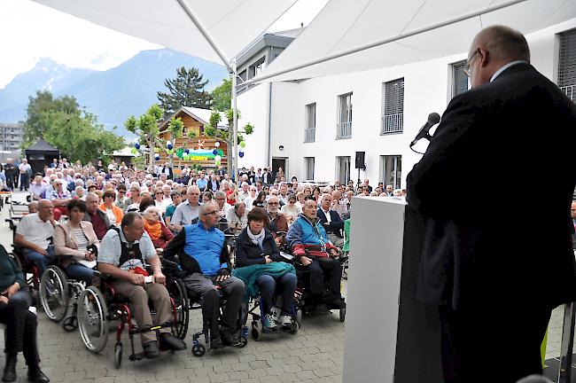 Der Visper Gemeindepräsident Niklaus Furger hebt die Wichtigkeit des Erweiterungsbaus hervor.