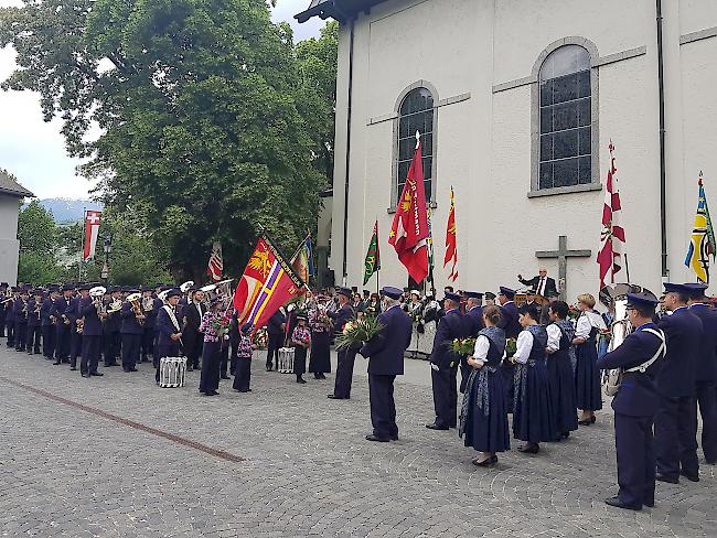 Grosse Ehre. Beim Bezirksmusikfest in Turtmann konnten die Verantwortlichen zahlreiche Musikanten ehren, die zusammen auf eine Aktivzeit von 660 Jahren kommen.
