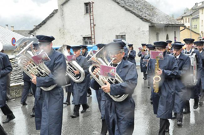 Die Musikgesellschaft "Bleiken" Simplon Dorf führte als Gastgeberin traditionsgemäss den Einmarsch an.