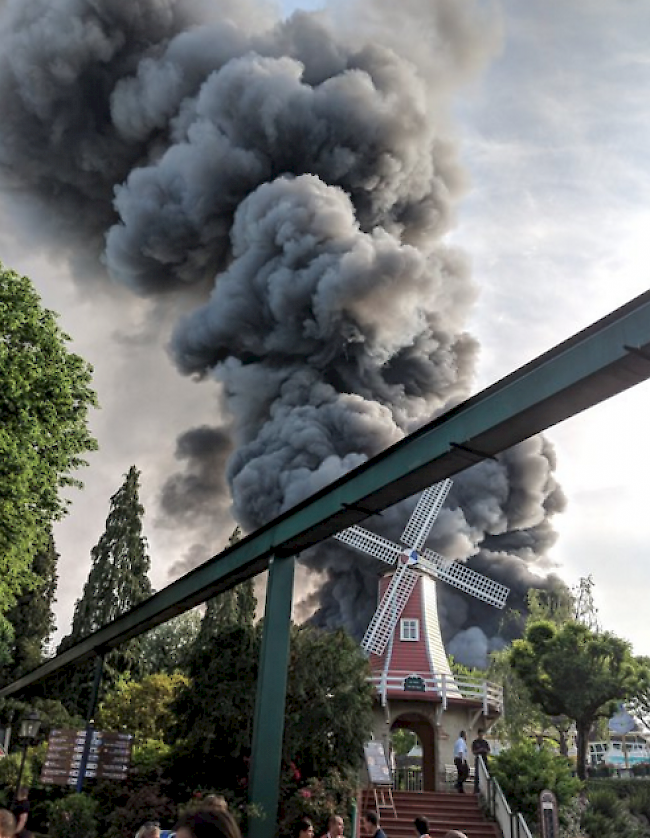 Sieben Feuerwehrleute zogen sich bei Löscharbeiten leichte Rauchvergiftungen zu.