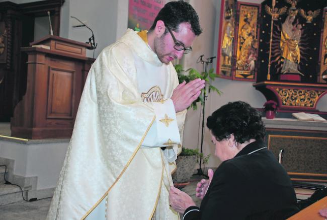 Benjamin Schmid segnet nach seiner ersten heiligen Messe seine 97-jährige Grossmutter Anna Schmid. 