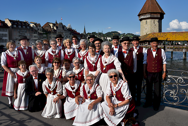 Der Chor vor der Luzerner Kapellbrücke