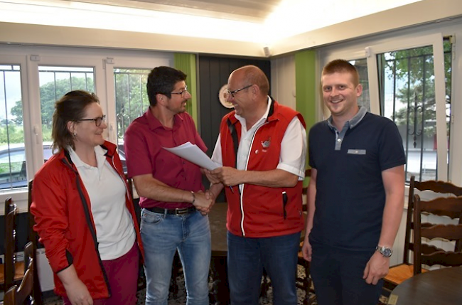 Vertrag unterzeichnet: Yannick Buttet (OK-Chef des KSF 2022) und Hugo Petrus (WSSV) freuen sich sichtlich über den ersten grossen Schritt. Links Tania Roh, Sekretärin WSSV, und rechts Dorian Farquet (OK-Mitglied).