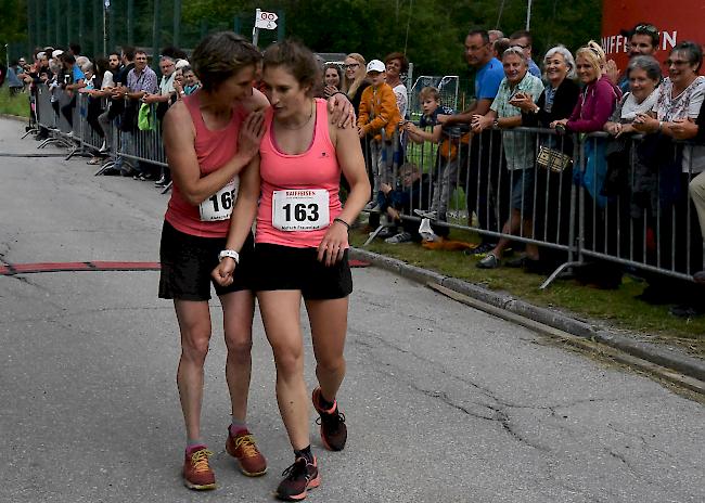 1. Aletsch Frauenlauf Fiesch: Siegerin Marianne Volken mit (Biathlon-)Tochter Flurina.