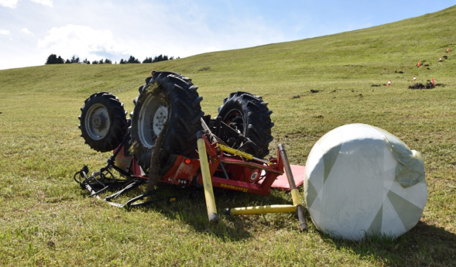 Ein 25-jähriger Landwirt ist am Samstag im bündnerischen Urmein mit einem Traktor verunfallt. 
