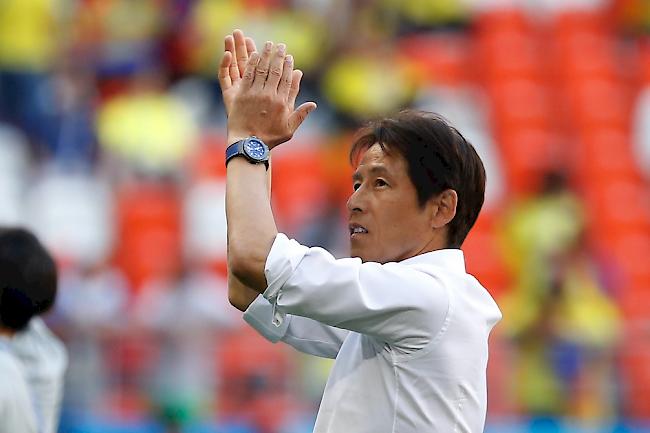 Japans Trainer freut sich mit seinem Team.