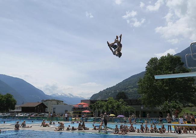 Am vergangenen Samstag versammelten sich Freestyler von nah und fern im Schwimmbad Bammatte, um die Badegäste mit variantenreichen Sprungeinlagen zu begeistern. 