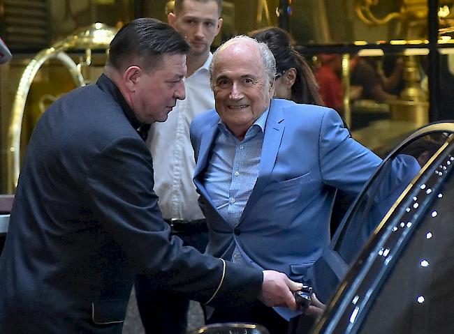 Sepp Blatter trifft in seinem Hotel in Moskau ein.