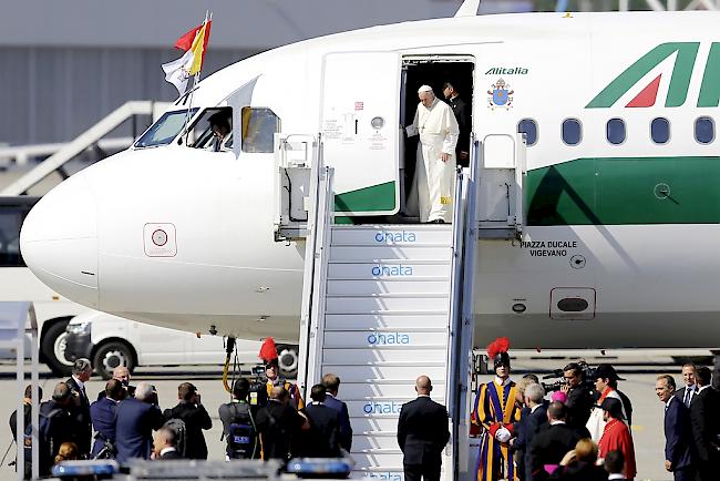 Papst Franziskus ist am Donnerstagmorgen in Genf eingetroffen. 