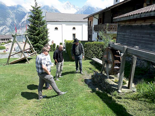 Die Schweizer Berghilfe begutachtete im Oberwallis bereits realisierte Projekte.