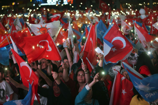 Wahlresultat. Gemäss offiziellen Angaben hat Recep Tayyip Erdogan fast 53 Prozent der Stimmen bekommen und die Wiederwahl damit schon im ersten Durchgang geschafft. Kontrahent Muharrem Ince kam auf 31 Prozent.