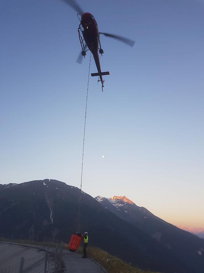 Die Air Zermatt stand am Sonntagmorgen für die Nachlöschung im Einsatz. 