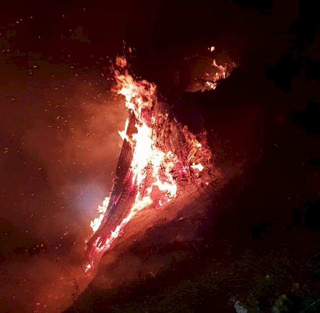 Ein Baumstock brannte Samstagnacht im Erner Wald am Orte genannt «Ufer Egga».