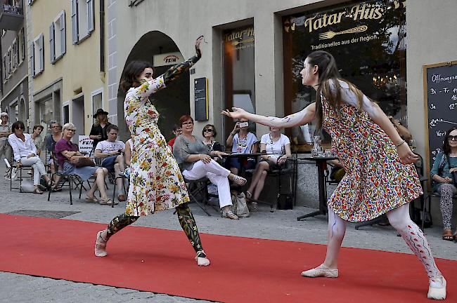 Irina Gloor und Rhea Manz während ihrer Performance zum Thema Weiblichkeit.