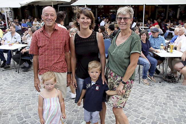 Marcel Pfammatter (66), Anna Bader (3), Sara Bader (36), Lars Bader (4) und Silvia Pfammatter (65) aus Stalden.