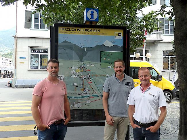 Von links: Michel Roten (tonic gmbh), Dr. Alain Guntern (Präsident Gewerbeverein Brig-Glis) und Jürg Krattiger (Geschäftsführer Brig Simplon Tourismus AG) vor einem der neuen Stadtpläne.