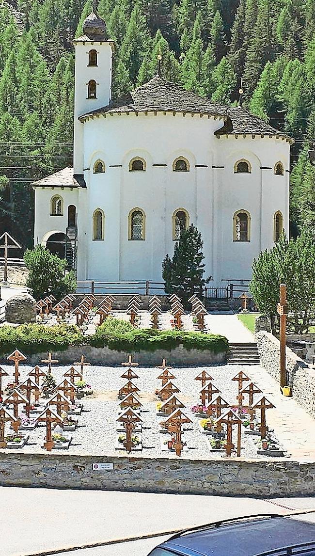 Der Friedhof von Saas-Balen bei der historischen Rundkirche. Foto zvg