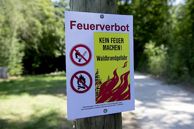 Höchst Vorsicht. Die Waldbrandgefahr im Wallis bleibt sehr gross. Das generelle Feuerverbot gilt auch weiterhin.
