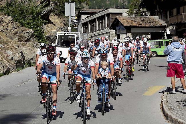 Die Radfahrer des 8. Jens Blatter Spendenmarathons bei der Einfahrt in Saas-Fee