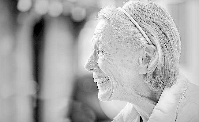In vollen Zügen. Mäzenin Ursula Jones-Strebi besitzt seit Jahren ein Chalet in St. Niklaus. Auch noch mit 86 Jahren geht sie voller Energie durchs Leben und fördert Musiker, wo sie kann.Fotos WB/Andrea Soltermann