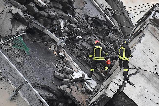 Rettungskräfte suchen in den Trümmern nach Opfern. 