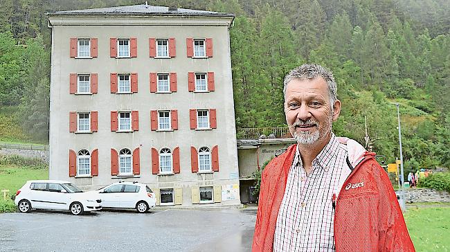 Randas Gemeindepräsident Daniel Roten beim zum Verkauf stehenden Haus «Maria am Weg».