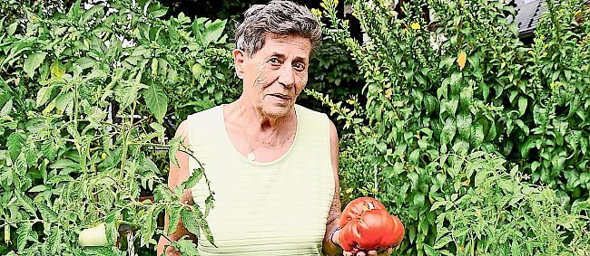 Helene Brügger aus Naters mit ihrer 1080 Gramm schweren Riesen-Tomate.
