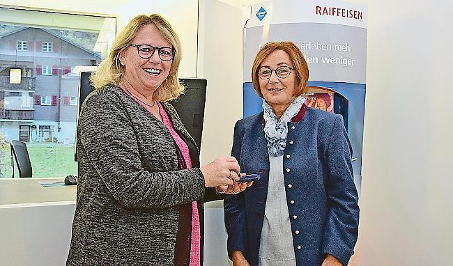 Kundenberaterin Nicole Schwery (links) mit Gewinnerin Susanne Ritz.