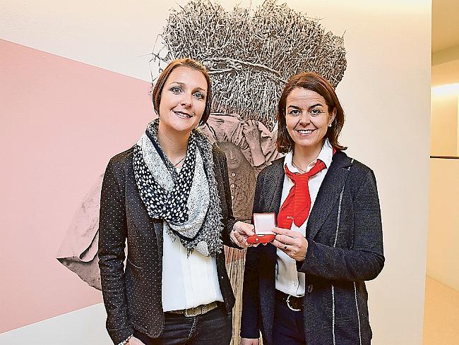 Gewinnerin Nadine Berchtold (l.) mit Kundenberaterin Marion Gottsponer.
