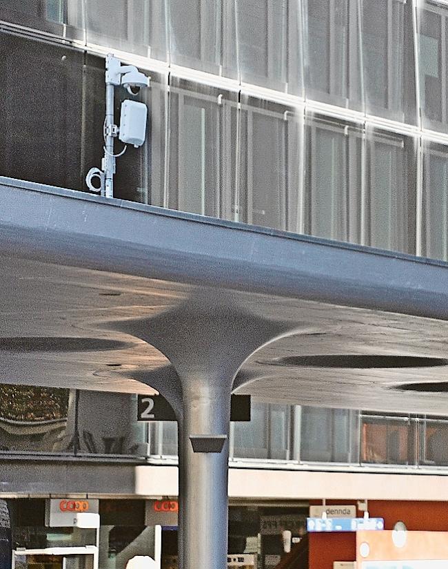 Fixe Überwachungskamera beim Bahnhof Visp.