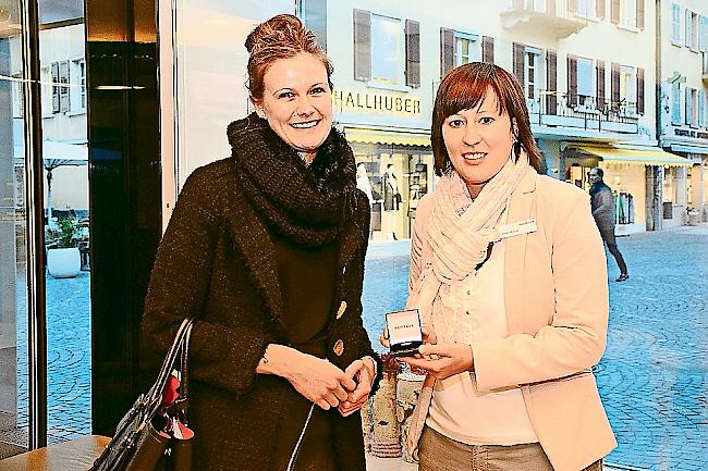 Gewinnerin Lynn Karlen (links) mit Kundenberaterin Marielle Studer.
