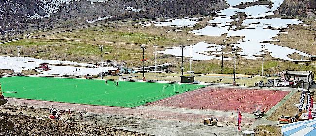 Auf dem Sportplatz Kalbermatten in Saas-Fee wird ein neuer Kunstrasen verlegt.