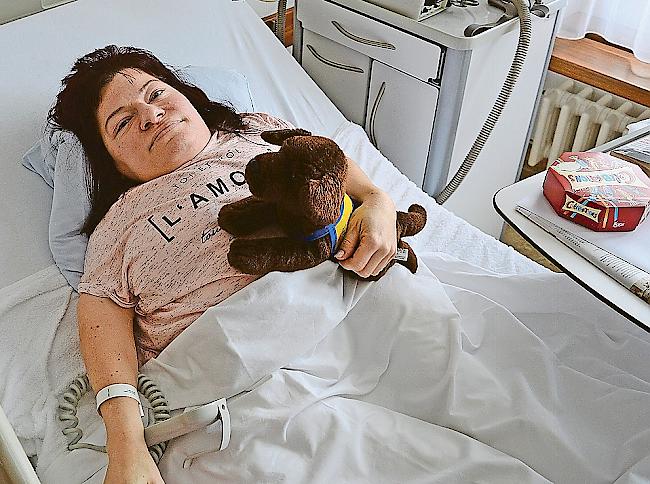 Vanessa Grand im Spitalbett: «Wenn meine Labrador-Hündin Betsy nicht da ist, muss ich halt mit dem Plüschhund kuscheln.»